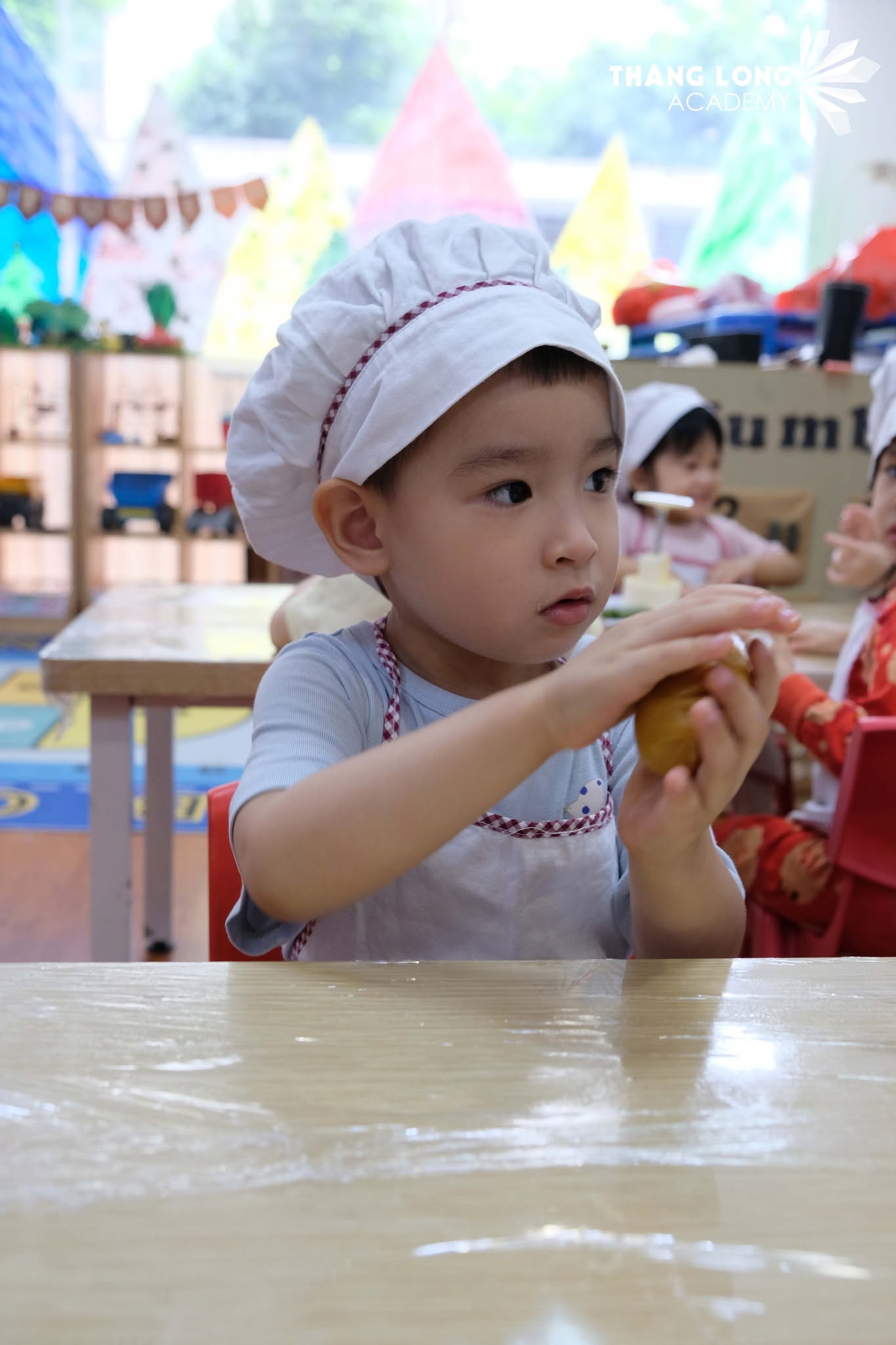 Bé tự hào với chiếc bánh tự làm