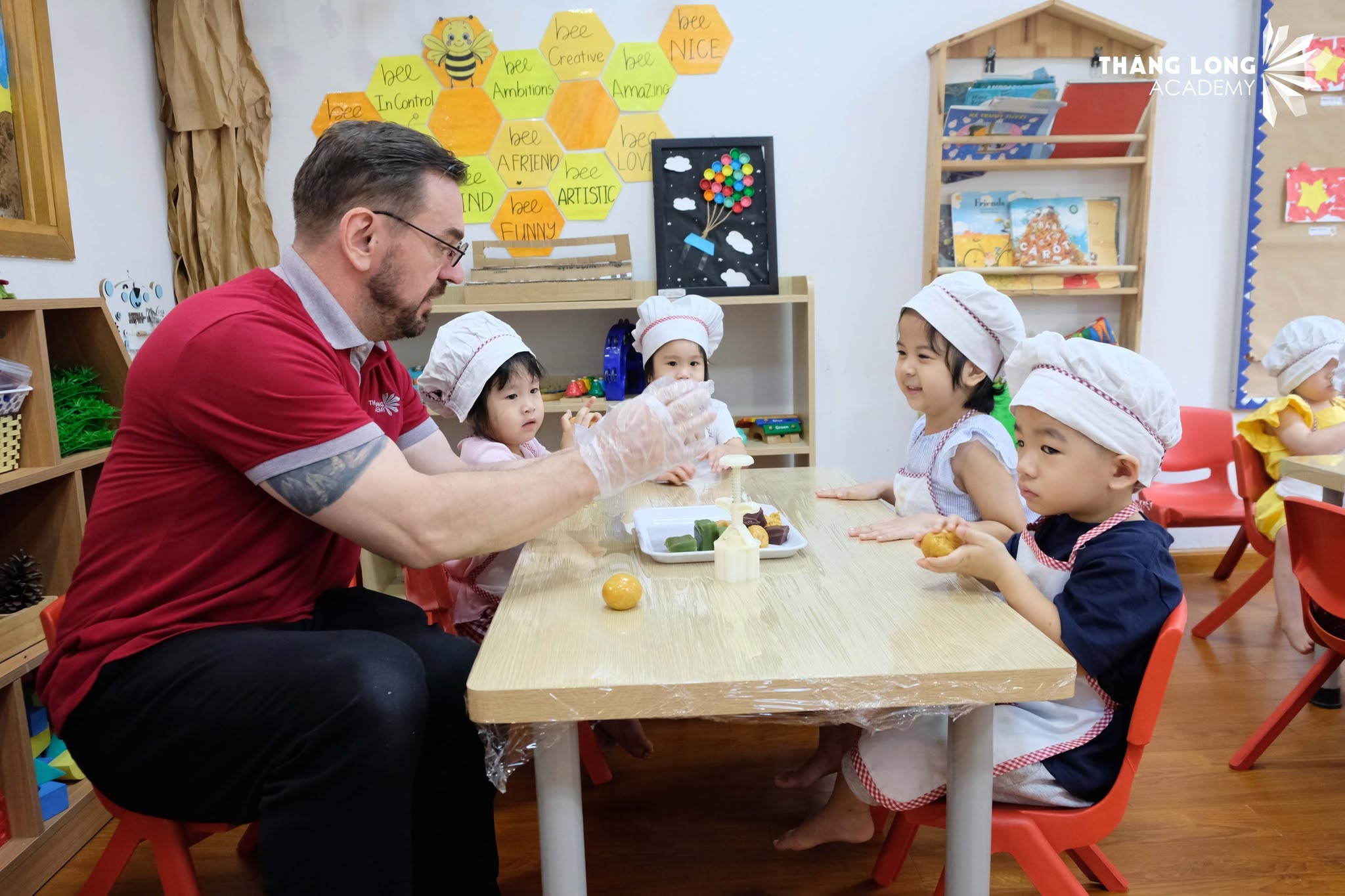 Học sinh Thăng Long Academy làm bánh Trung thu
