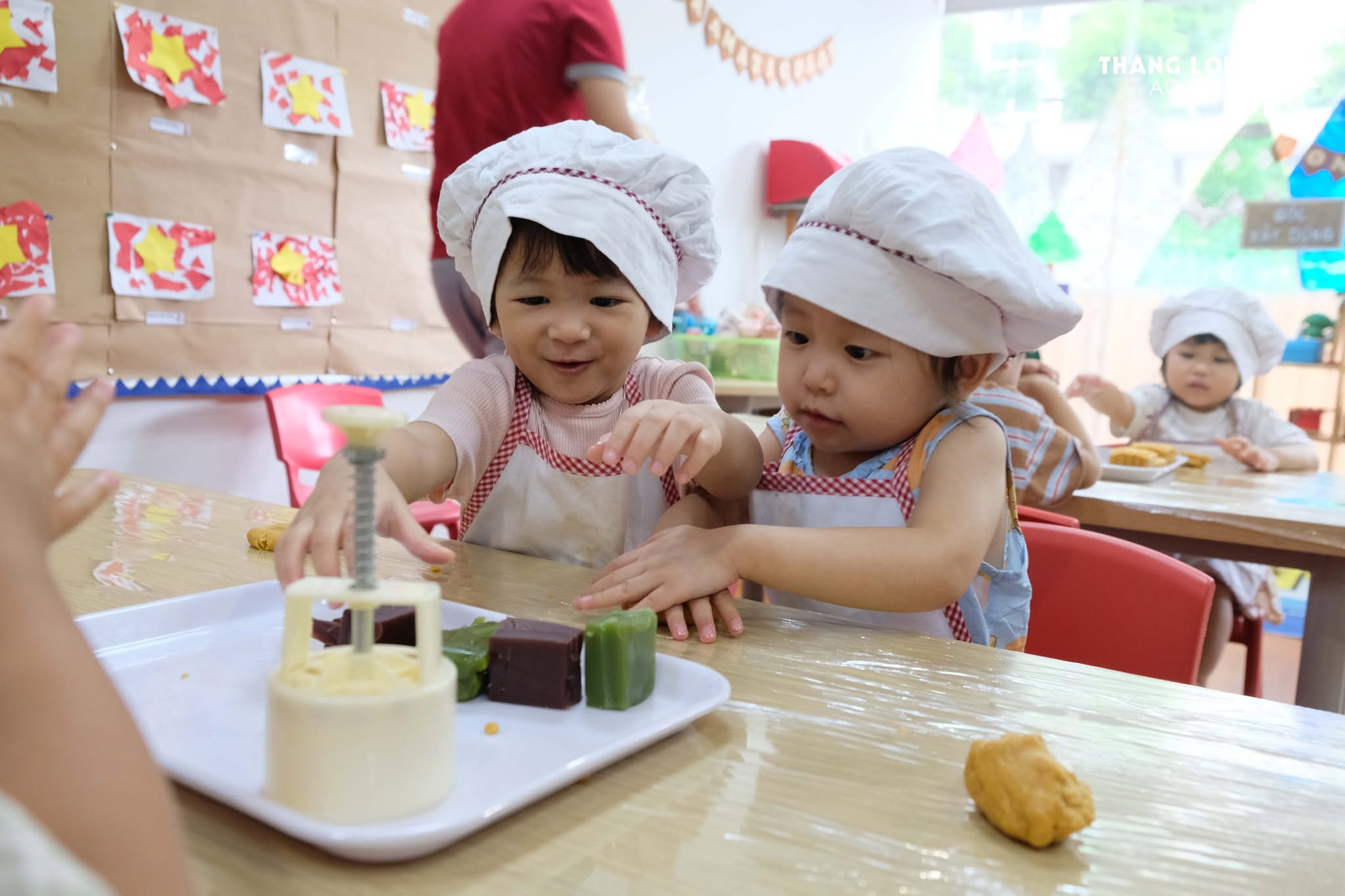 Các bé nhào bột làm bánh